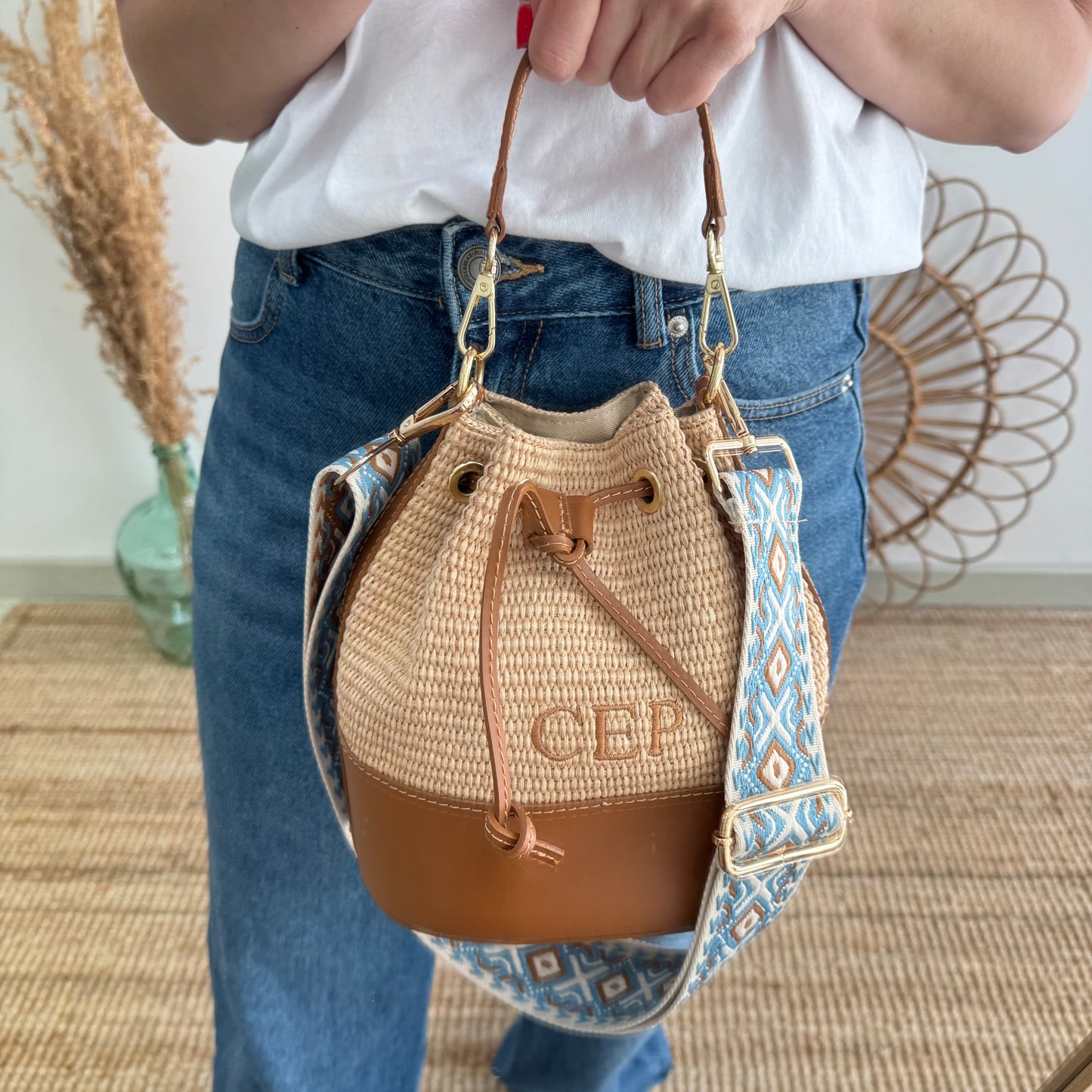 Bolso bucket rafia y piel camel iniciales bordadas