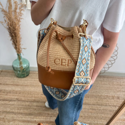 Bolso bucket rafia y piel camel iniciales bordadas