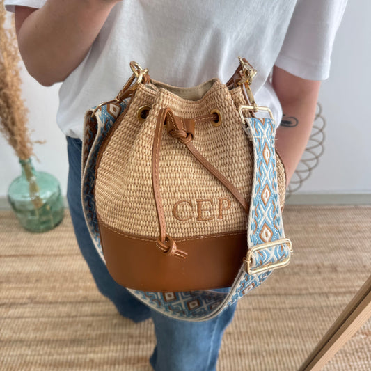 Bolso bucket rafia y piel camel iniciales bordadas