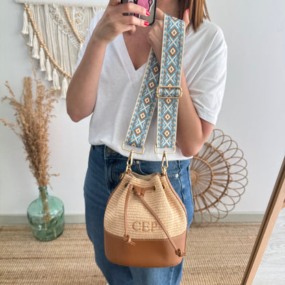 Bolso bucket rafia y piel camel iniciales bordadas