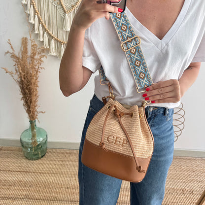 Bolso bucket rafia y piel camel iniciales bordadas