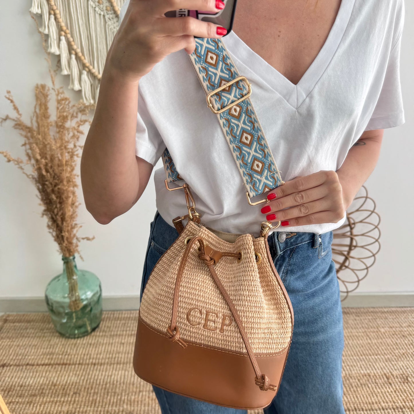 Bolso bucket rafia y piel camel iniciales bordadas