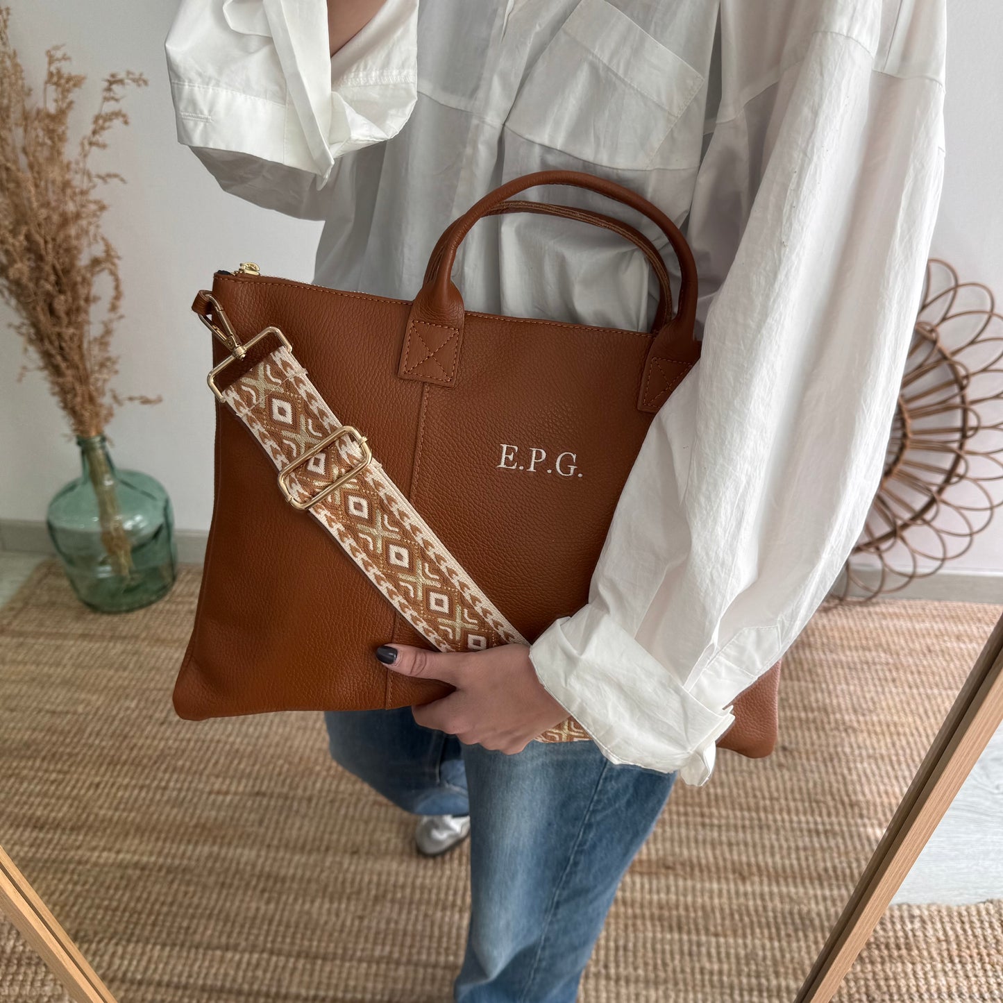 Bolso para portatil piel camel iniciales bordadas