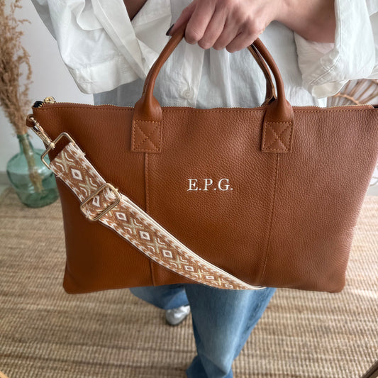 Bolso para portatil piel camel iniciales bordadas
