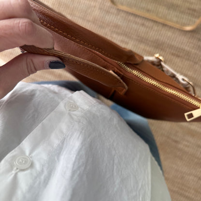 Bolso para portatil piel camel iniciales bordadas