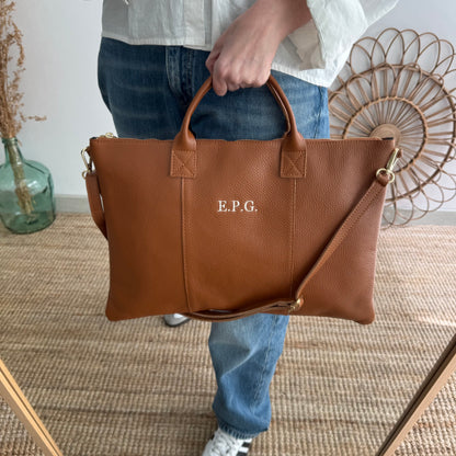 Bolso para portatil piel camel iniciales bordadas