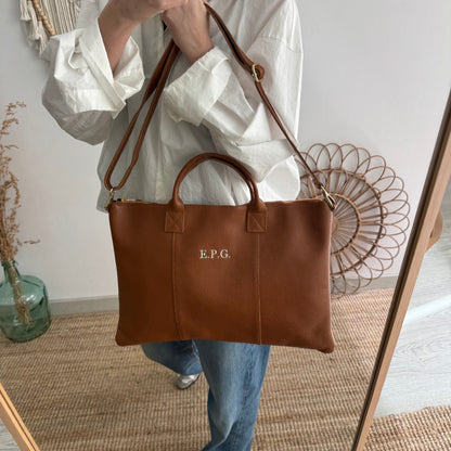 Bolso para portatil piel camel iniciales bordadas