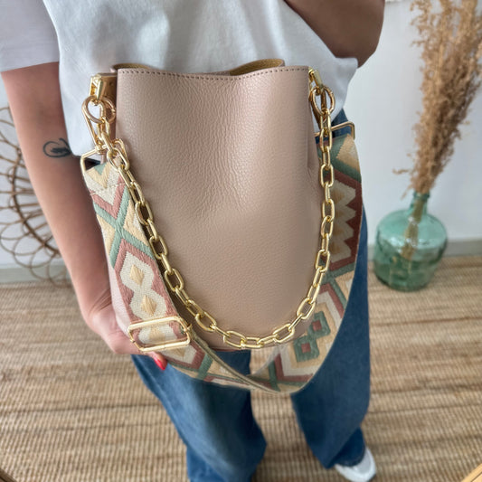 Bolso bucket piel nude cadena dorada iniciales bordadas