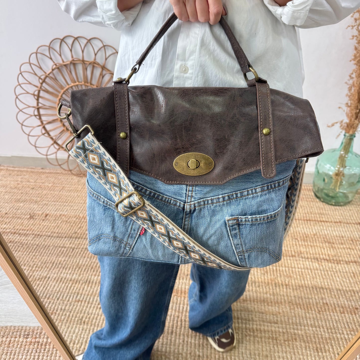 Bolso combinado denim/piel marrón iniciales bordadas