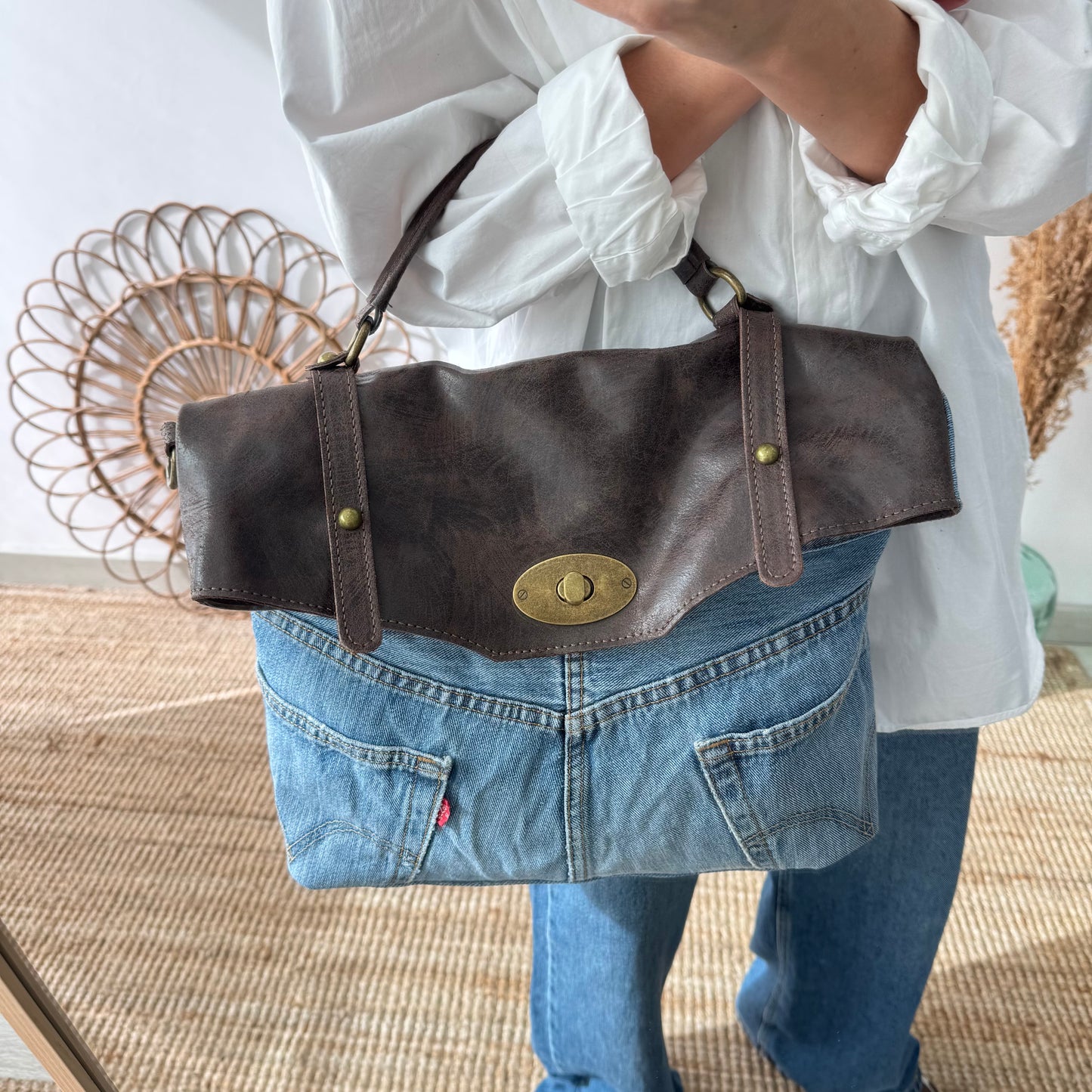 Bolso combinado denim/piel marrón iniciales bordadas