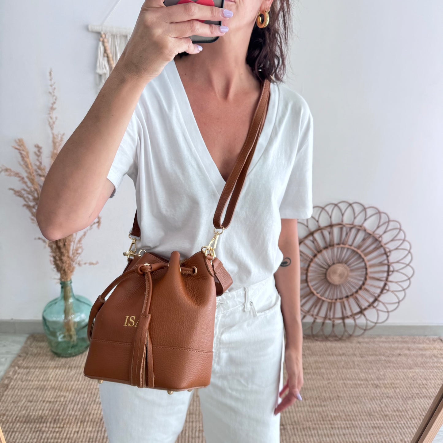 Bolso bucket piel camel pompón iniciales bordadas