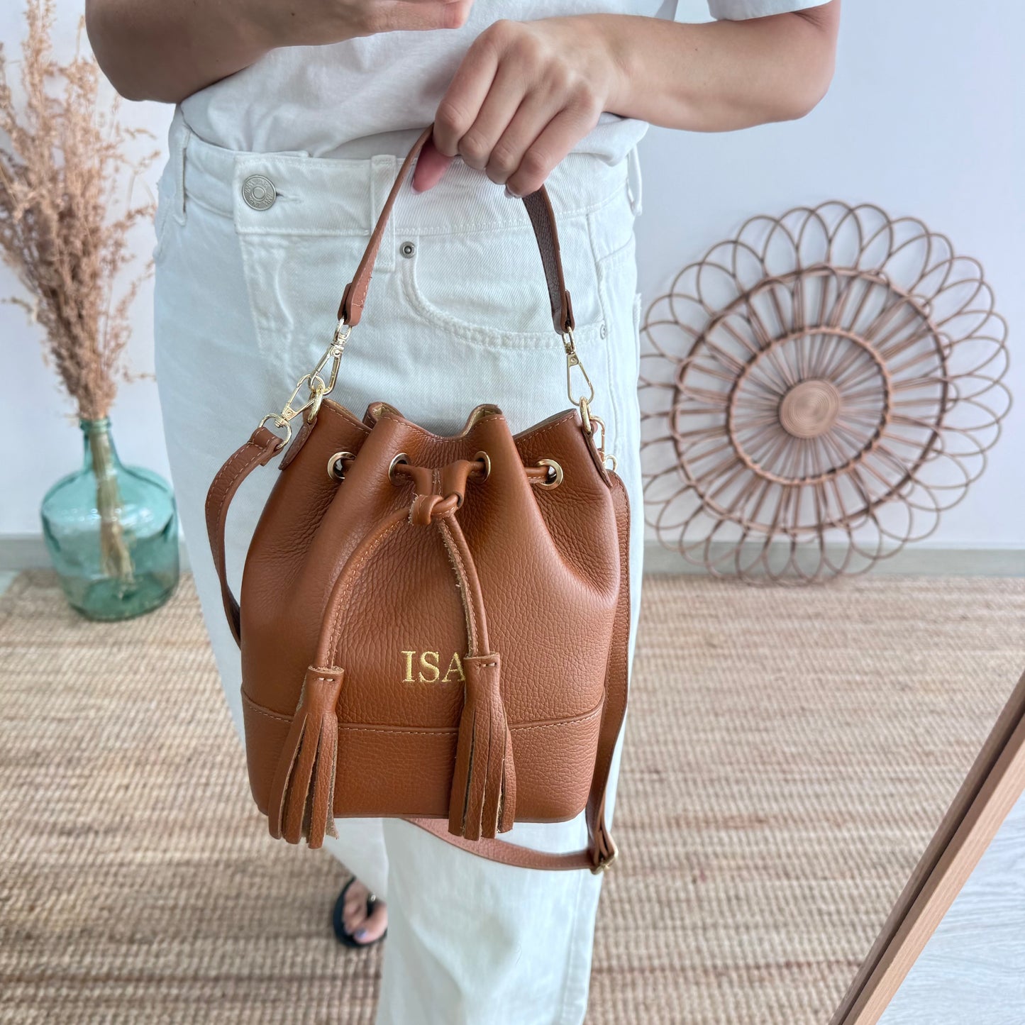 Bolso bucket piel camel pompón iniciales bordadas