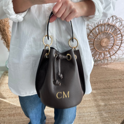 Bombonera piel marron arandelas doradas iniciales bordadas