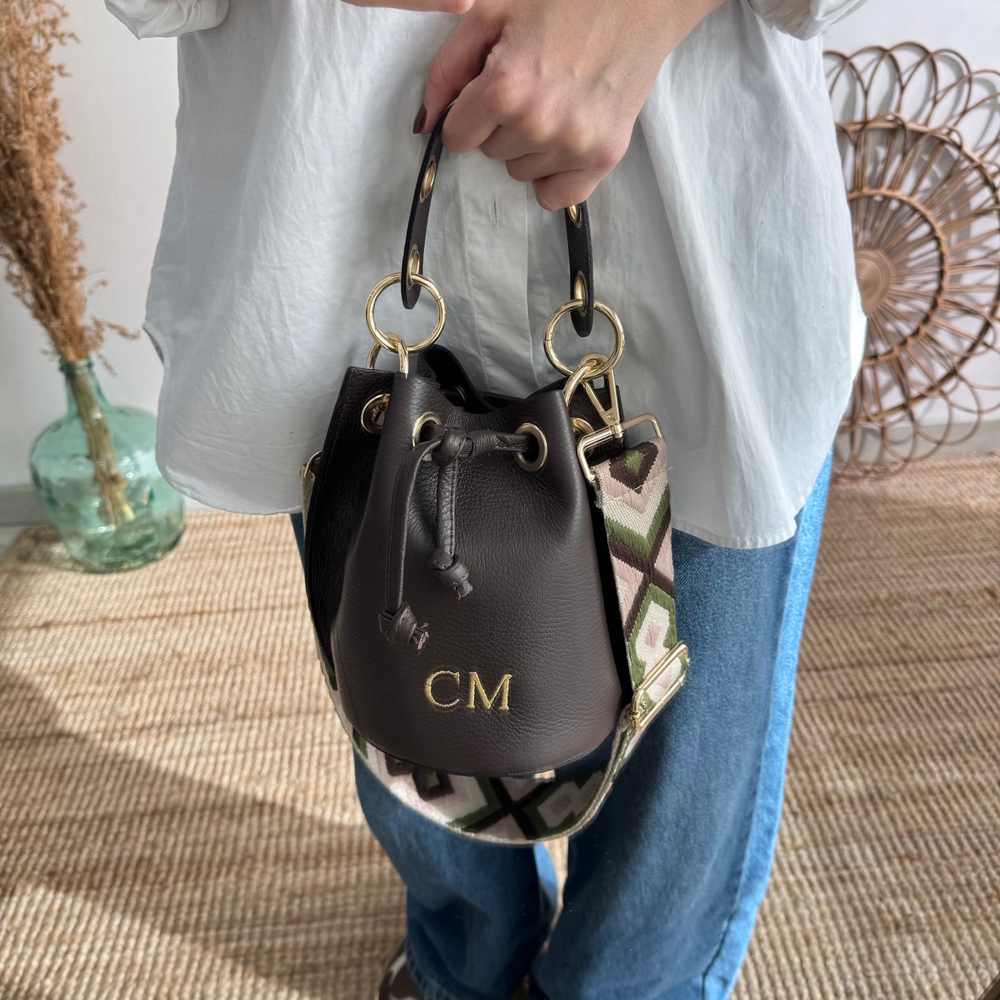 Bombonera piel marron arandelas doradas iniciales bordadas