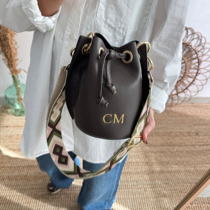 Bombonera piel marron arandelas doradas iniciales bordadas