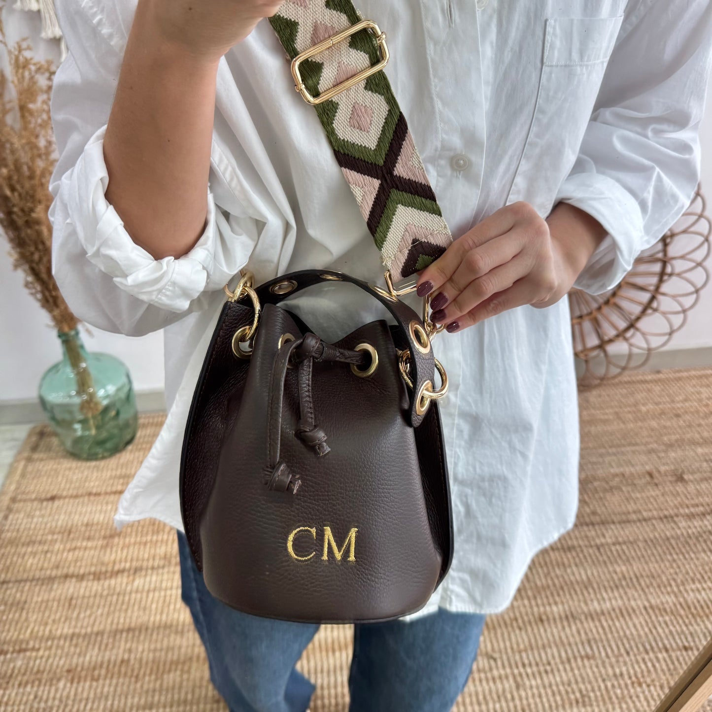 Bombonera piel marron arandelas doradas iniciales bordadas