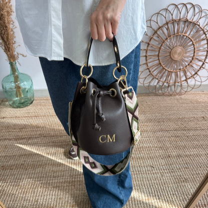 Bombonera piel marron arandelas doradas iniciales bordadas