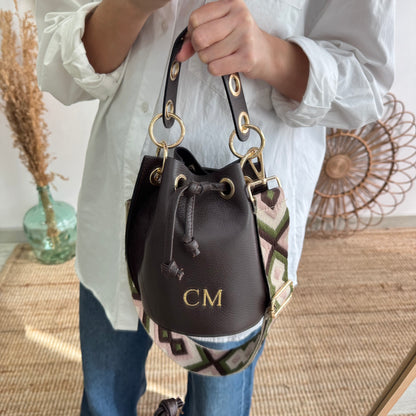 Bombonera piel marron arandelas doradas iniciales bordadas