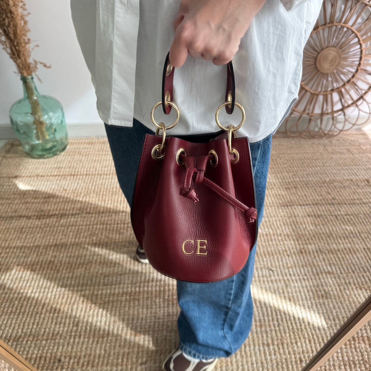 Bombonera piel granate arandelas doradas iniciales bordadas