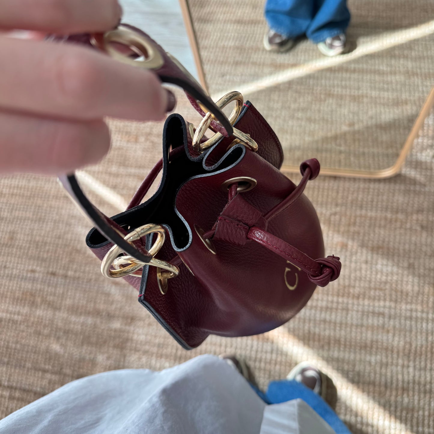 Bombonera piel granate arandelas doradas iniciales bordadas