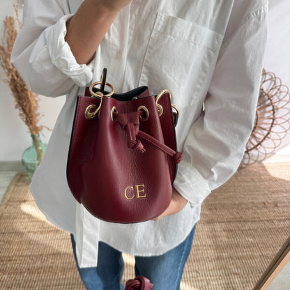 Bombonera piel granate arandelas doradas iniciales bordadas