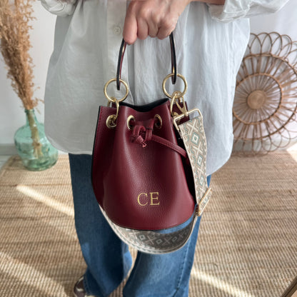 Bombonera piel granate arandelas doradas iniciales bordadas