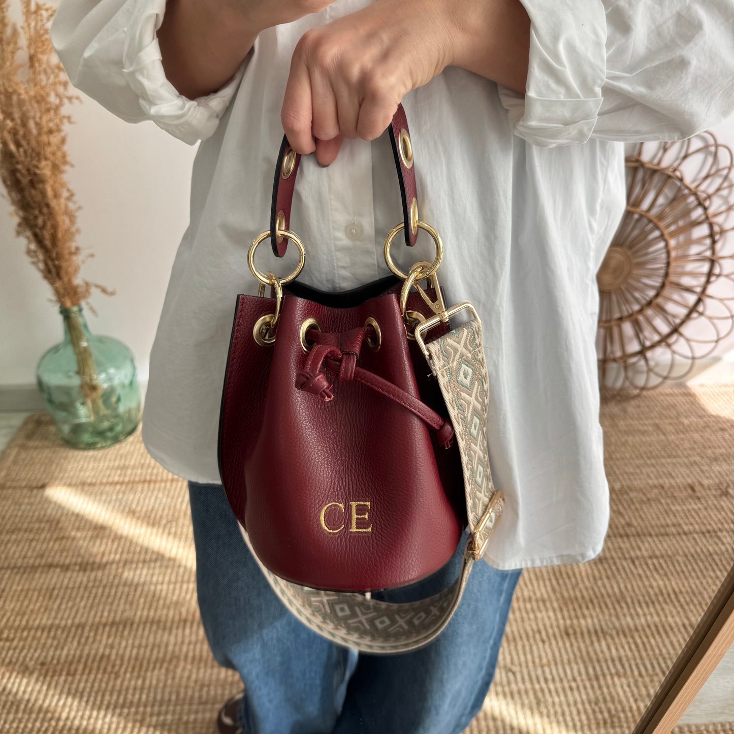 Bombonera piel granate arandelas doradas iniciales bordadas