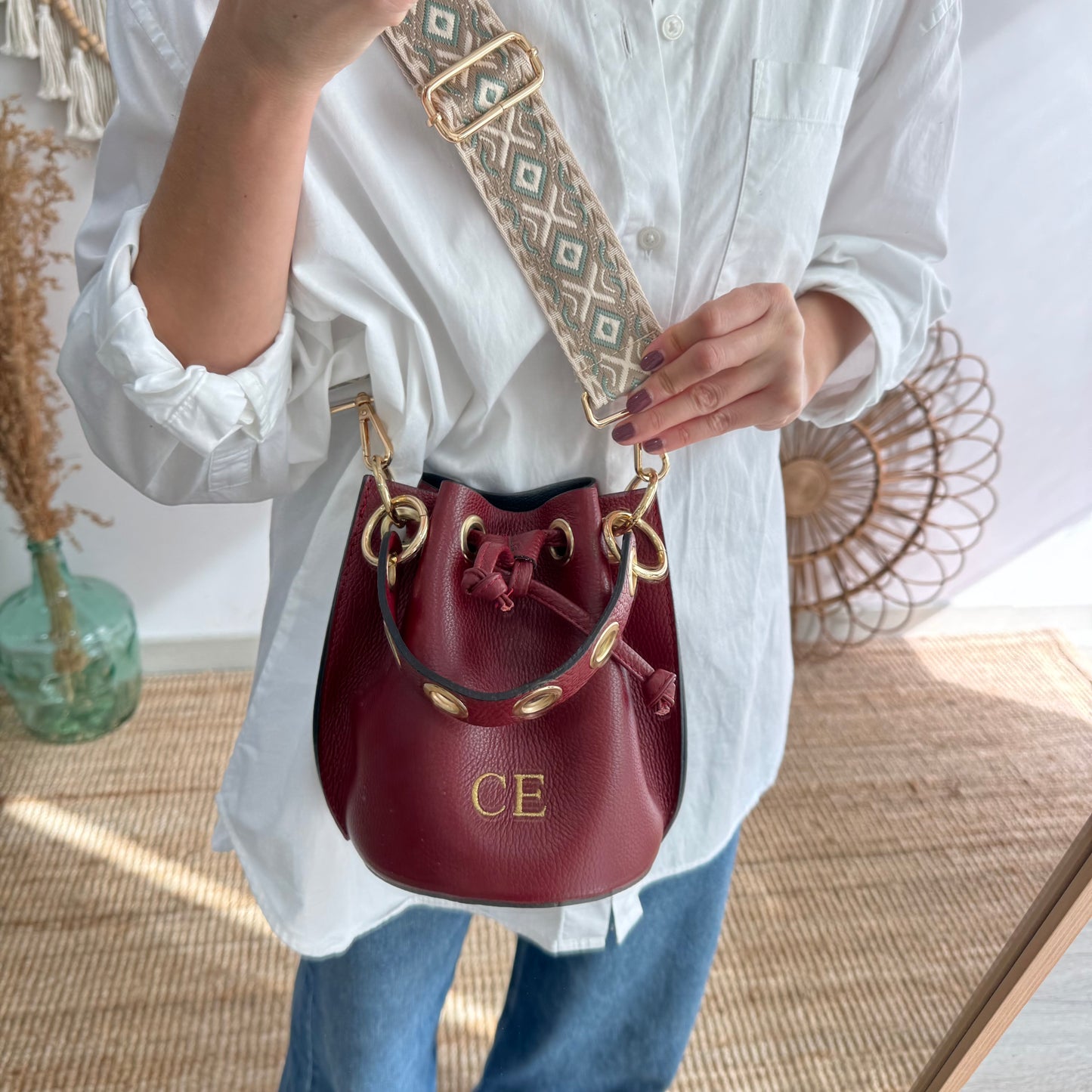 Bombonera piel granate arandelas doradas iniciales bordadas