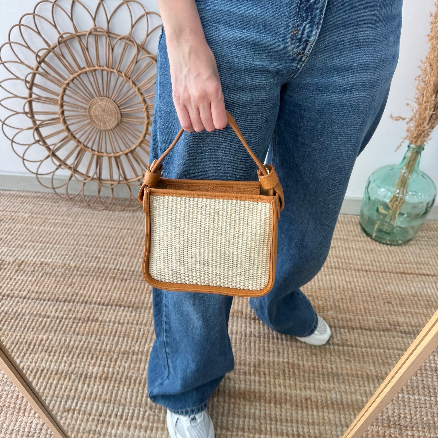 Bolso cuadrado piel y rafia camel iniciales bordadas
