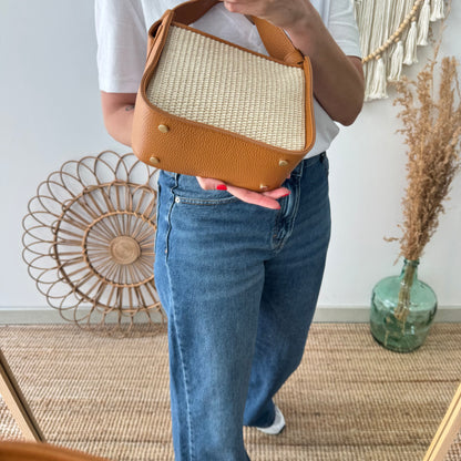 Bolso cuadrado piel y rafia camel iniciales bordadas