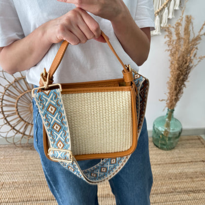 Bolso cuadrado piel y rafia camel iniciales bordadas