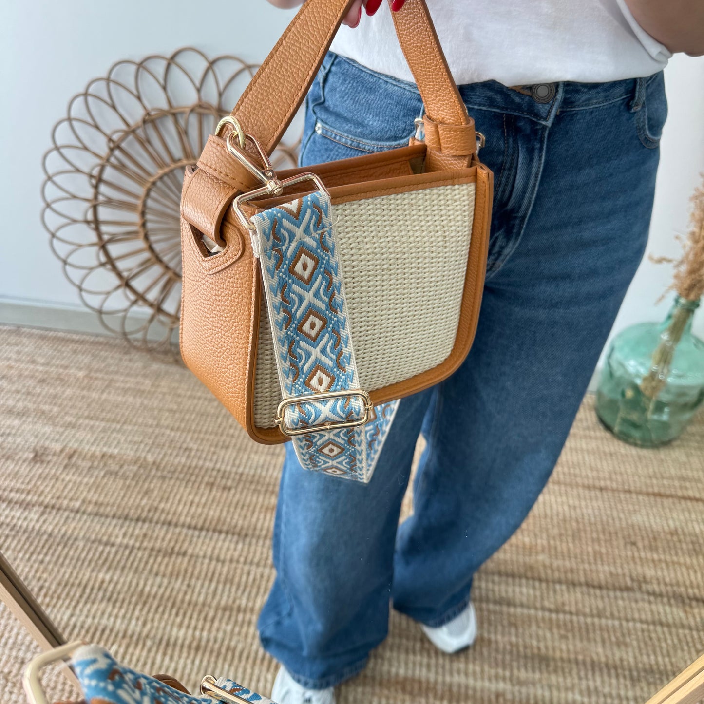 Bolso cuadrado piel y rafia camel iniciales bordadas