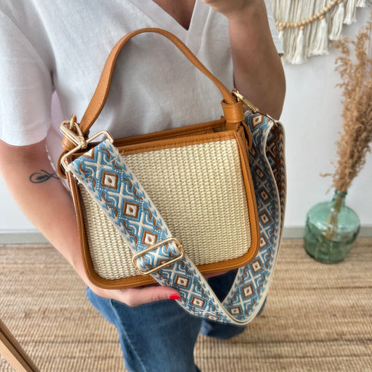 Bolso cuadrado piel y rafia camel iniciales bordadas