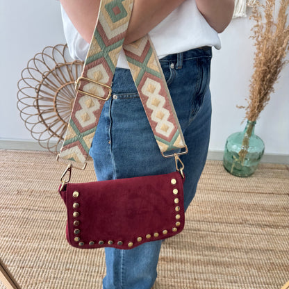 Bandolera solapa tachuelas doradas serraje iniciales bordadas granate