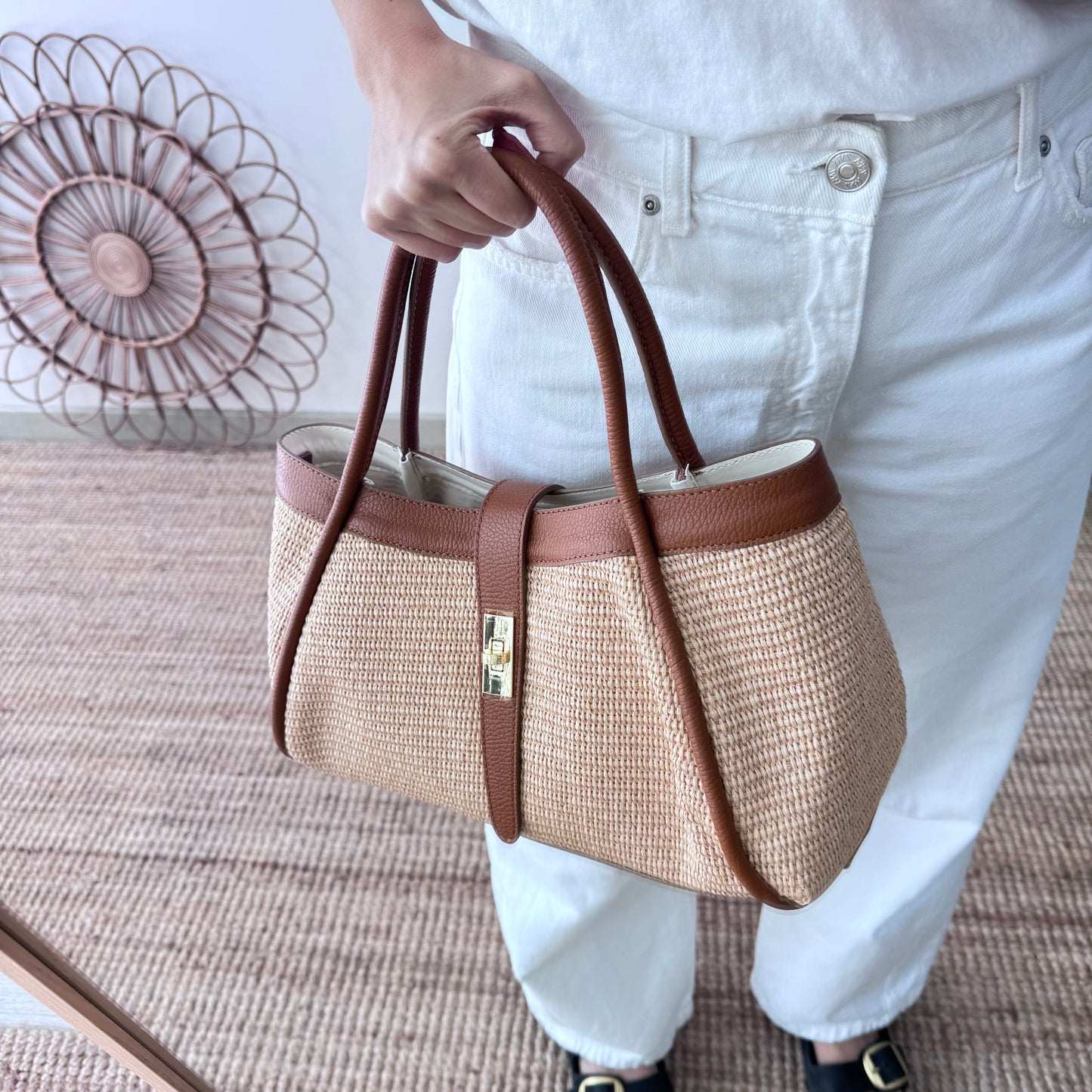 Bolso shopping piel y rafia camel mediano