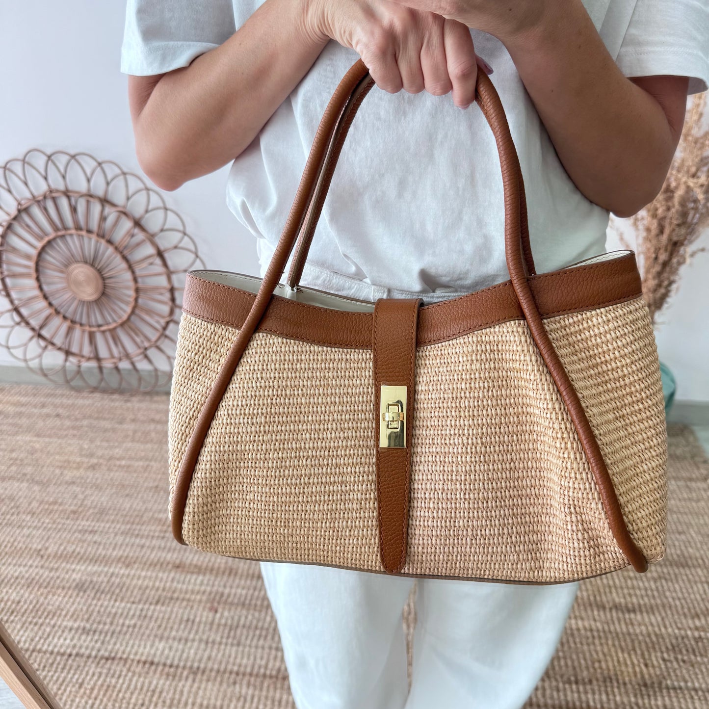 Bolso shopping piel y rafia camel mediano