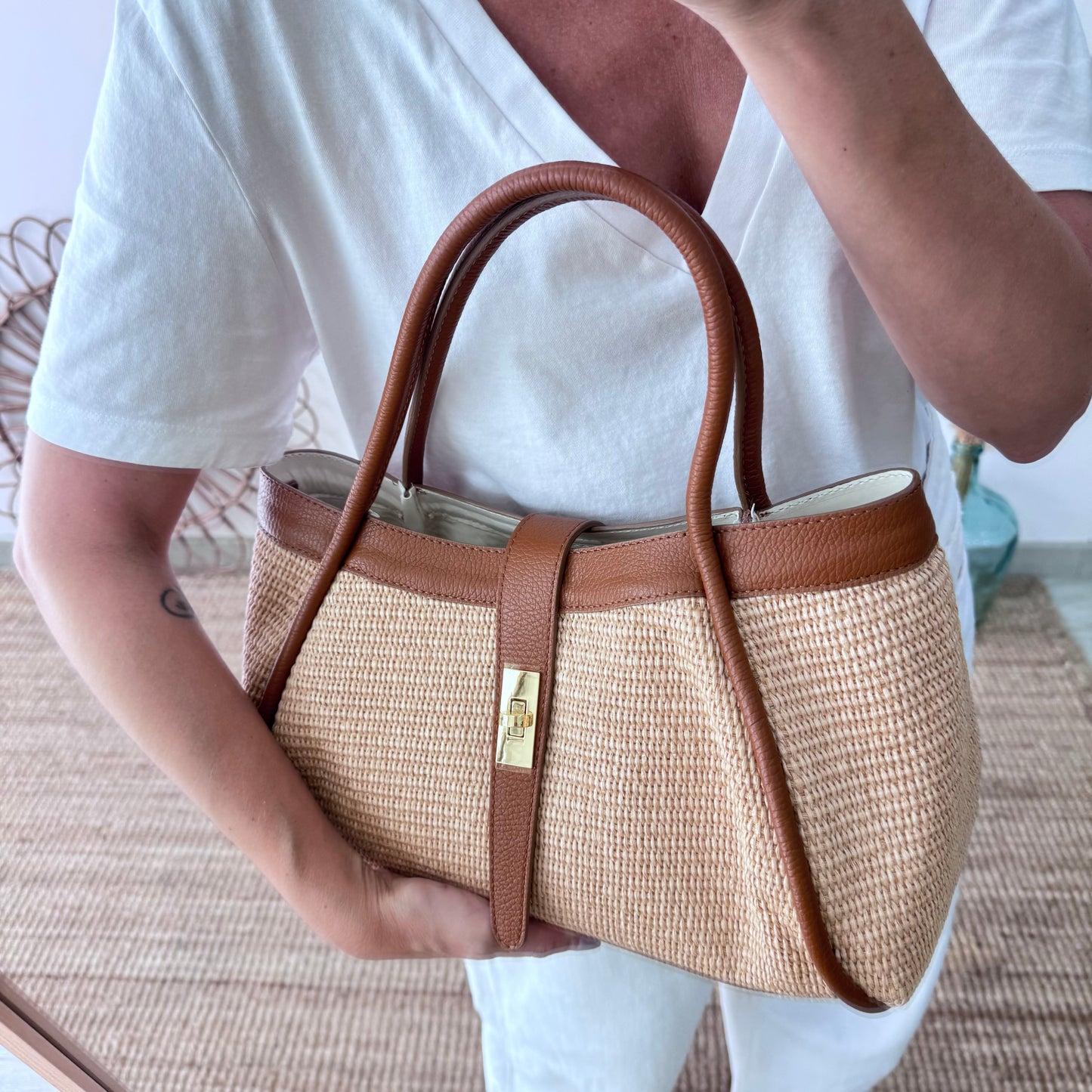 Bolso shopping piel y rafia camel mediano
