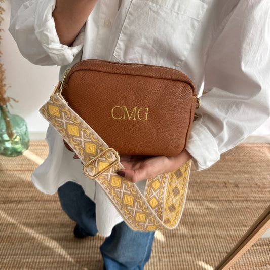 Bolso rectangular piel camel personalizado iniciales bordadas
