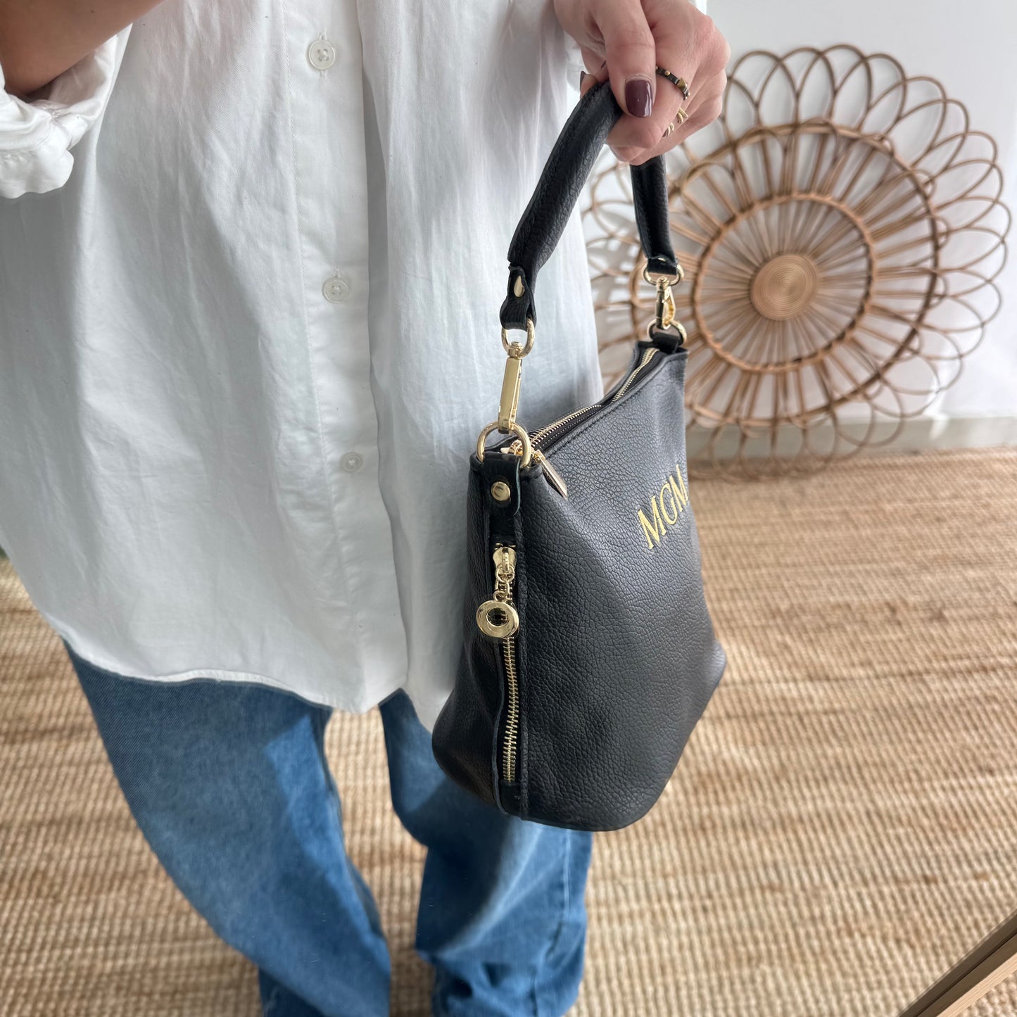 Bolso cremalleras piel negro iniciales bordadas