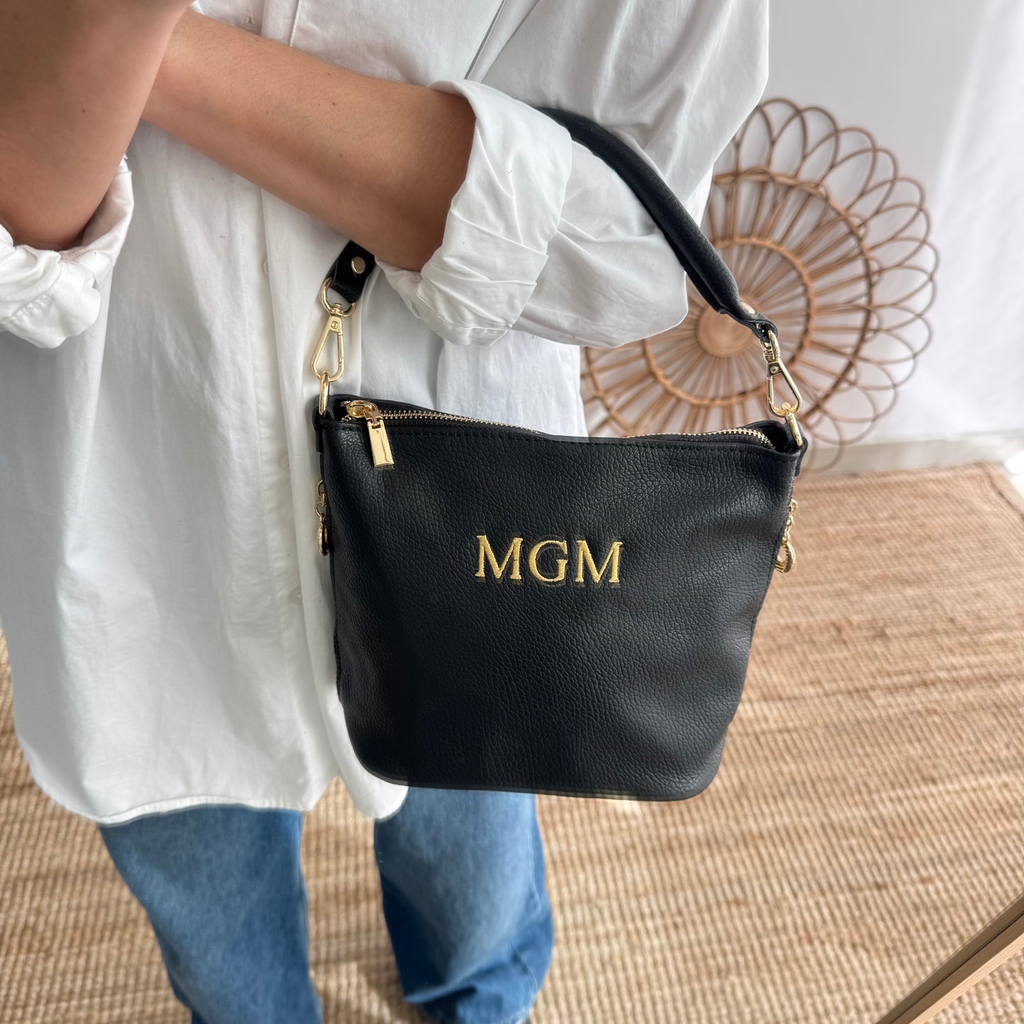 Bolso cremalleras piel negro iniciales bordadas