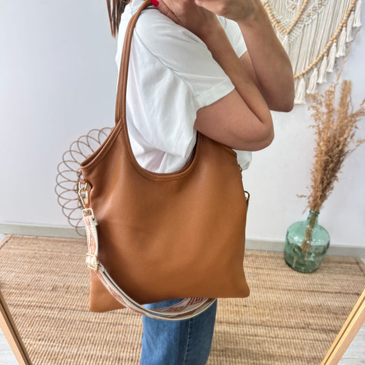 Bolso tote piel asas largas camel iniciales bordadas