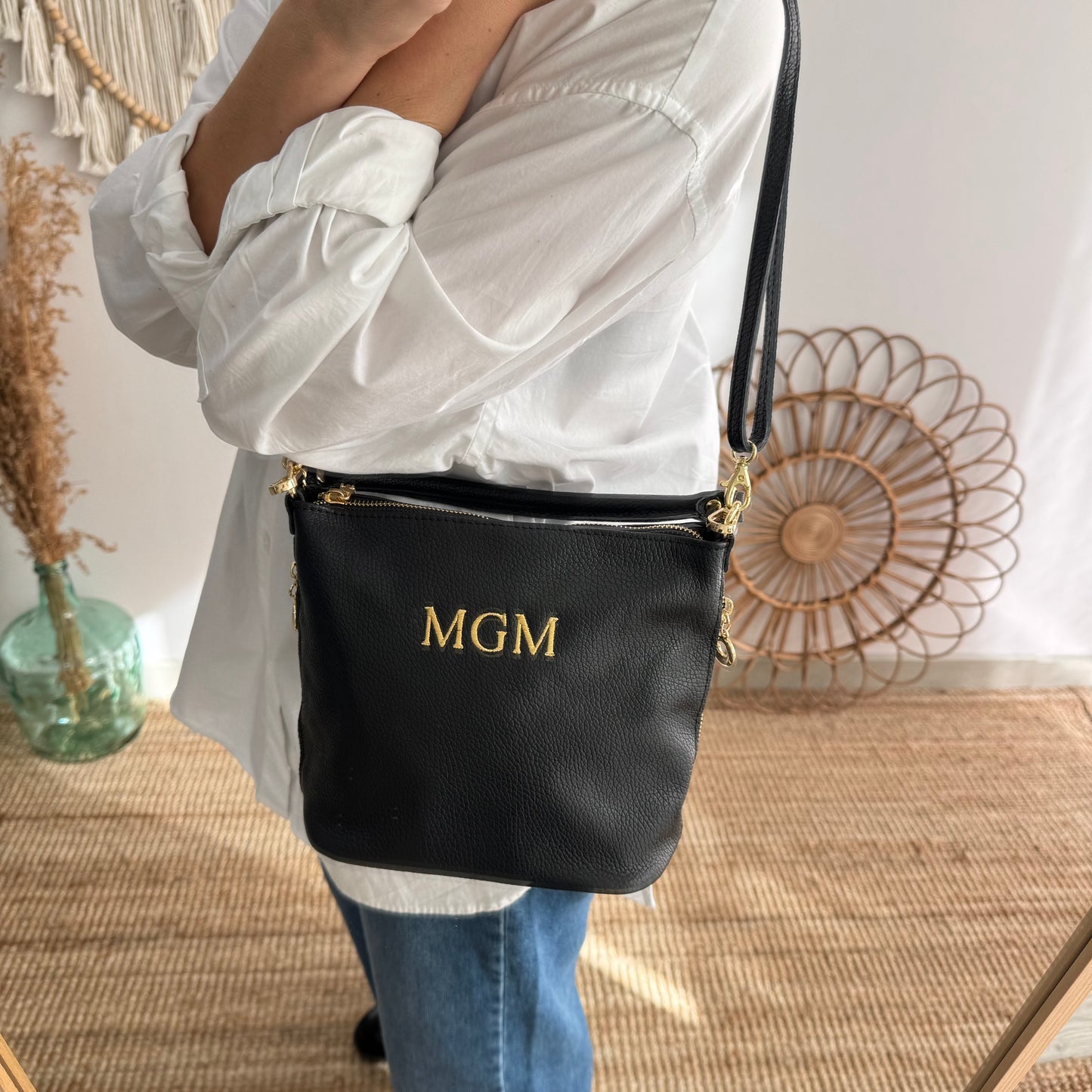 Bolso cremalleras piel negro iniciales bordadas