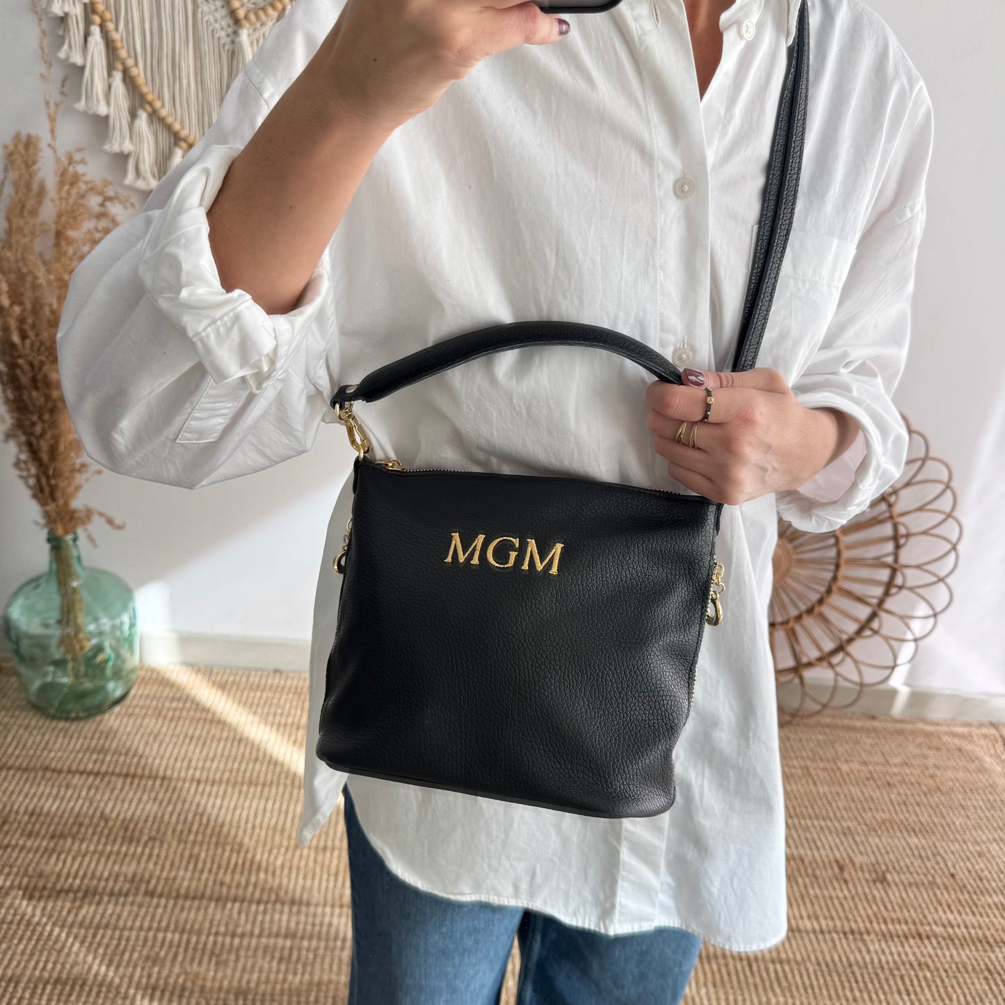 Bolso cremalleras piel negro iniciales bordadas