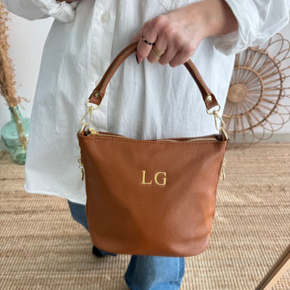 Bolso cremalleras piel camel iniciales bordadas