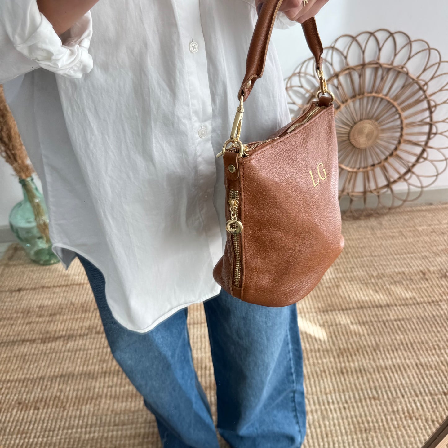 Bolso cremalleras piel camel iniciales bordadas