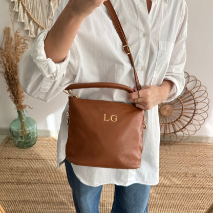 Bolso cremalleras piel camel iniciales bordadas