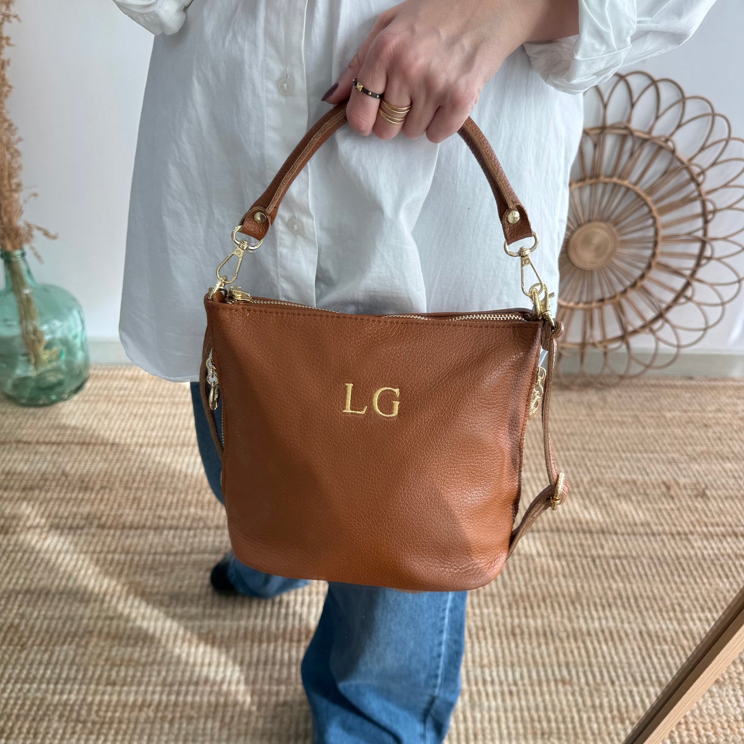 Bolso cremalleras piel camel iniciales bordadas