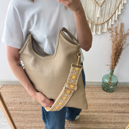 Bolso tote piel asas largas taupe iniciales bordadas