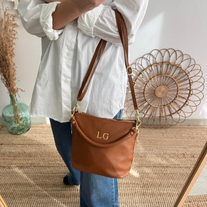 Bolso cremalleras piel camel iniciales bordadas