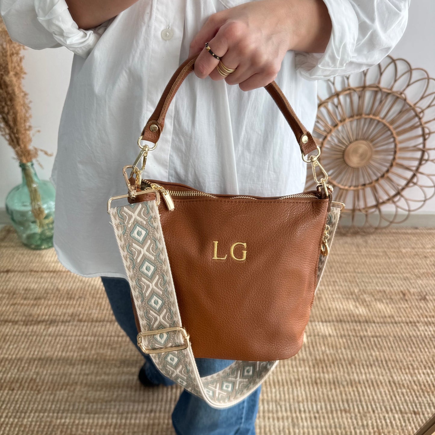 Bolso cremalleras piel camel iniciales bordadas